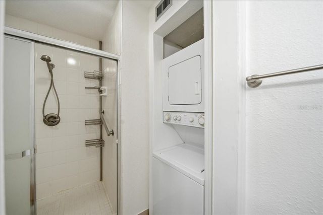 689 LAKE HOWARD DRIVE NW 1D, Winter Haven, FL 33880