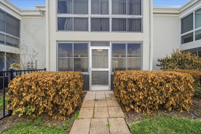 689 LAKE HOWARD DRIVE NW 1D, Winter Haven, FL 33880