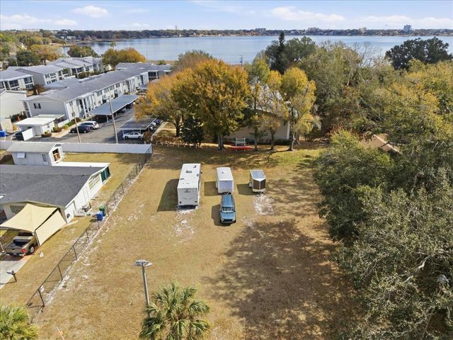 689 LAKE HOWARD DRIVE NW 1D, Winter Haven, FL 33880