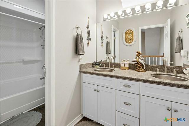 412 Woody Hollow Road, Luling, TX 78648