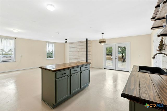 412 Woody Hollow Road, Luling, TX 78648