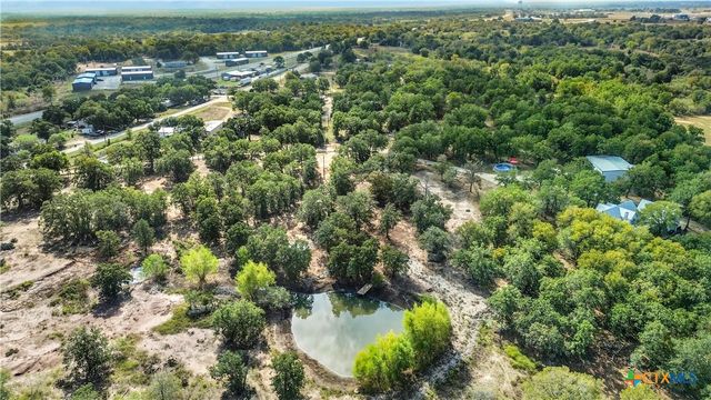 412 Woody Hollow Road, Luling, TX 78648