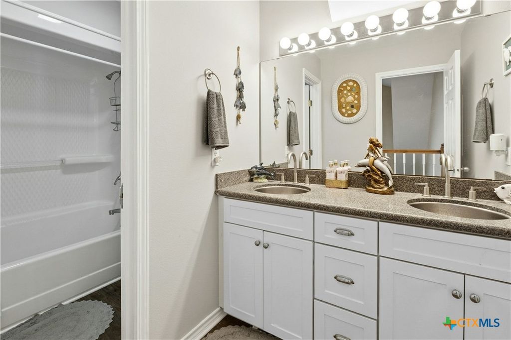 Image 15 of property listing at 412 Woody Hollow Road, Luling, TX 78648