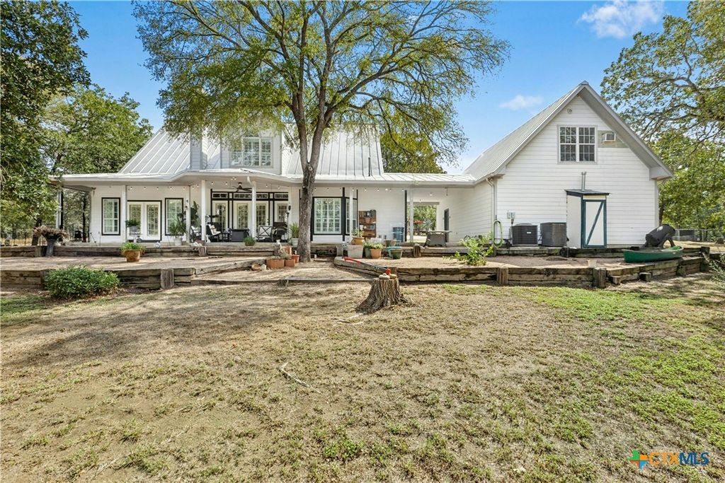 Image 17 of property listing at 412 Woody Hollow Road, Luling, TX 78648