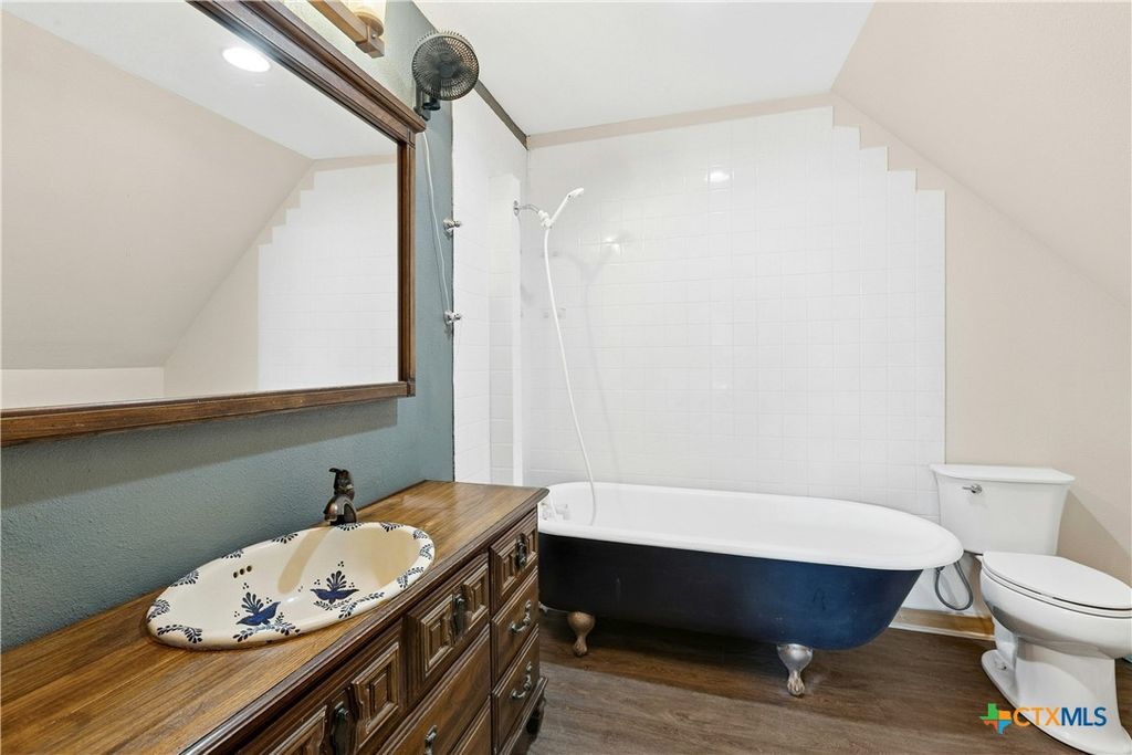 Image 21 of property listing at 412 Woody Hollow Road, Luling, TX 78648