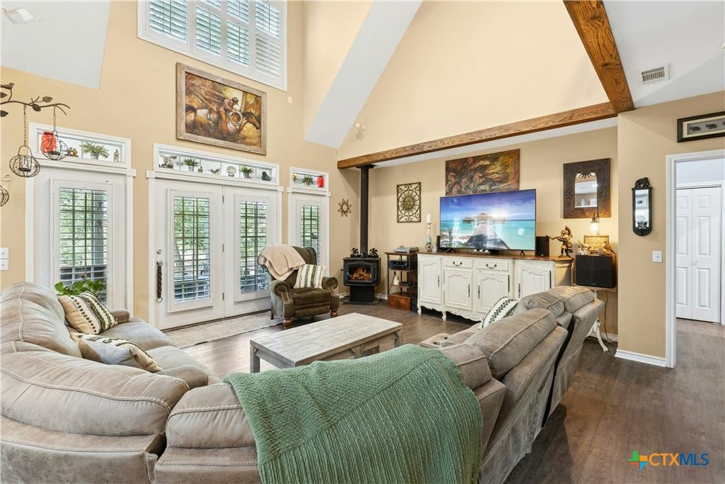 Image 8 of property listing at 412 Woody Hollow Road, Luling, TX 78648