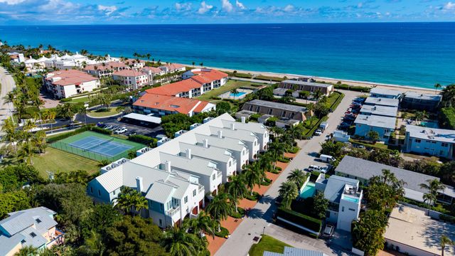 9 Adams Road, Ocean Ridge, FL 33435