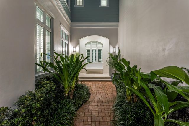 9 Adams Road, Ocean Ridge, FL 33435