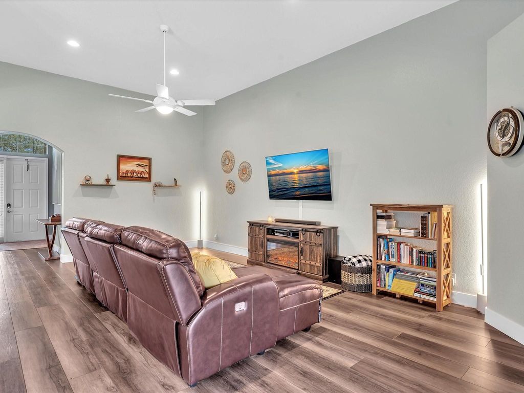 Image 10 of property listing at 10986 NW 62nd Court, Parkland, FL 33076