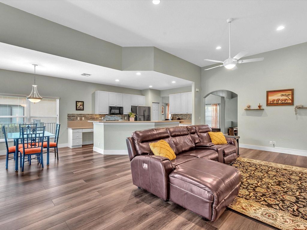 Image 11 of property listing at 10986 NW 62nd Court, Parkland, FL 33076