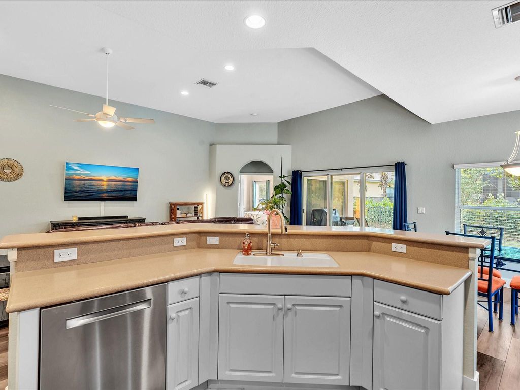 Image 17 of property listing at 10986 NW 62nd Court, Parkland, FL 33076