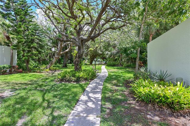 609 WOODLAWN DRIVE, Bradenton, FL 34210