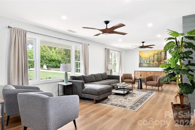 134 W Oakview Road, Asheville, NC 28806