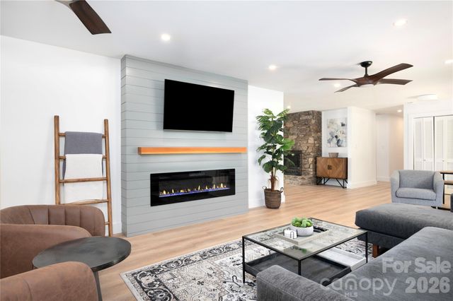 134 W Oakview Road, Asheville, NC 28806