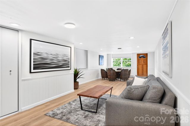 134 W Oakview Road, Asheville, NC 28806