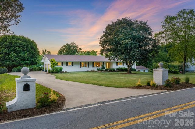 134 W Oakview Road, Asheville, NC 28806