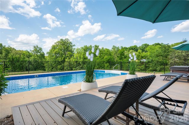 134 W Oakview Road, Asheville, NC 28806
