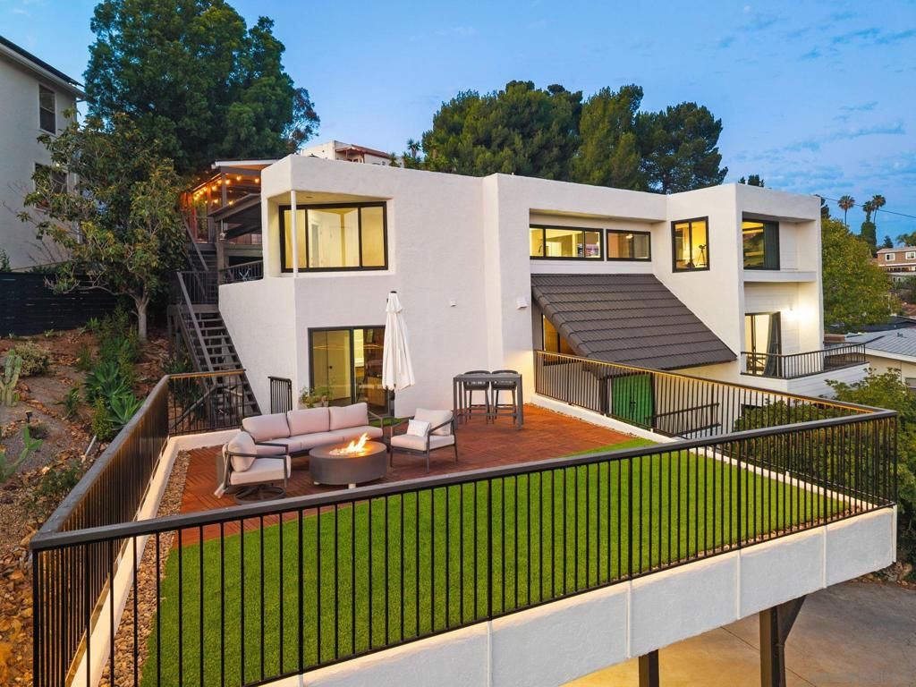 Image 3 of property listing at 7949 Pasadena Avenue, La Mesa, CA 91941