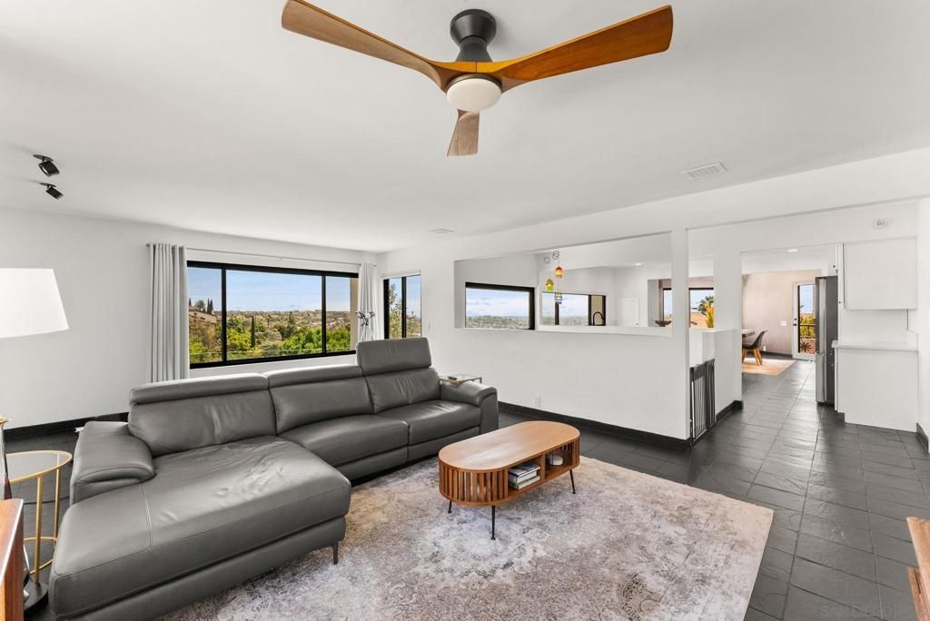 Image 4 of property listing at 7949 Pasadena Avenue, La Mesa, CA 91941