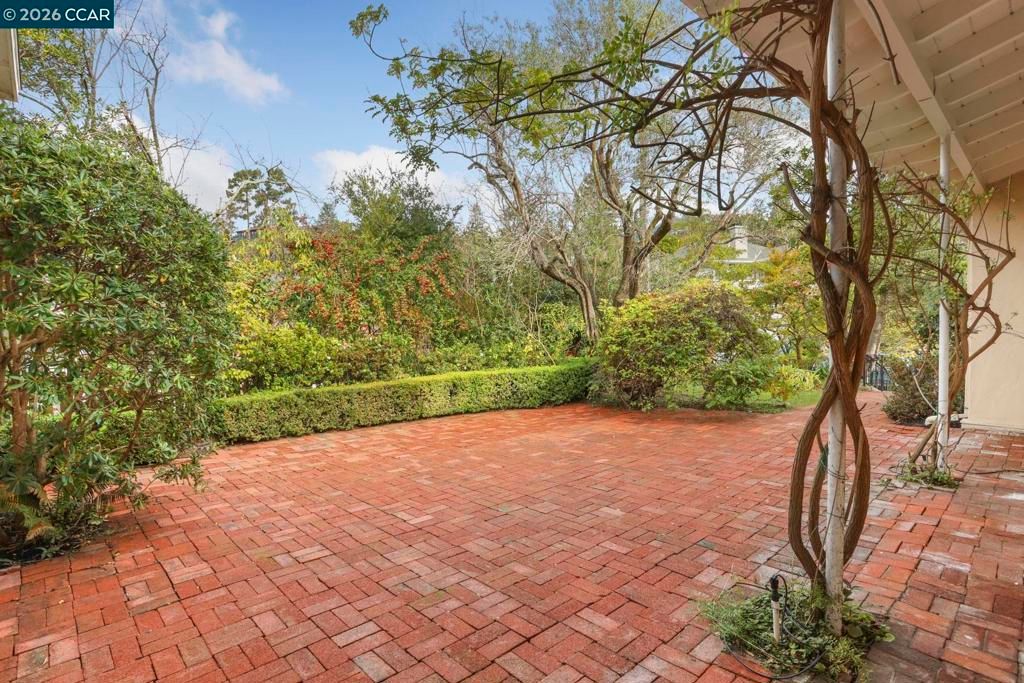 Image 7 of property listing at 204 El Camino Real, Berkeley, CA 94705