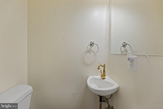 916 SHEPHERD ST NW, Washington, DC 20011