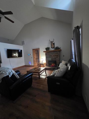 130 Pine Woods Village Drive, Hollister, MO 65672