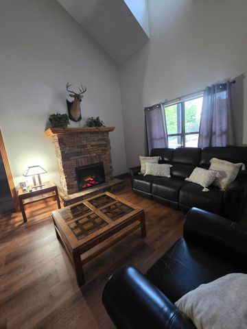 130 Pine Woods Village Drive, Hollister, MO 65672