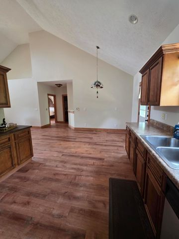 130 Pine Woods Village Drive, Hollister, MO 65672