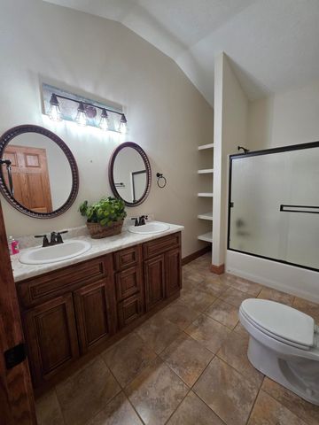 130 Pine Woods Village Drive, Hollister, MO 65672