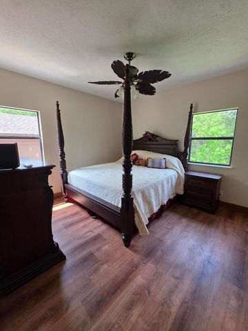 130 Pine Woods Village Drive, Hollister, MO 65672