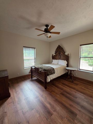 130 Pine Woods Village Drive, Hollister, MO 65672