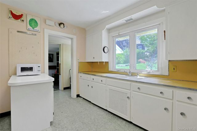 16 Sunset View Drive, West Nyack, NY 10994