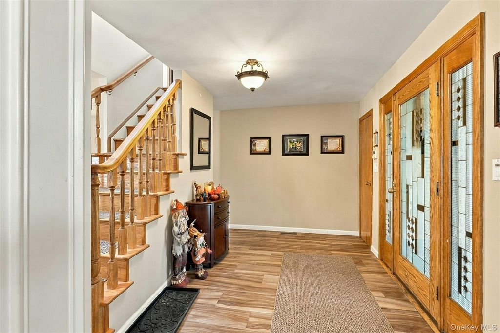 33 Quail Run, East Islip, NY 11730 — photo 4