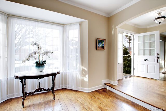 32 Barnard Place, Manhasset, NY 11030