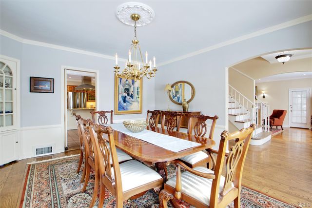 32 Barnard Place, Manhasset, NY 11030