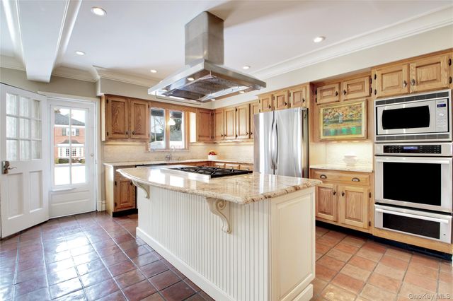 32 Barnard Place, Manhasset, NY 11030