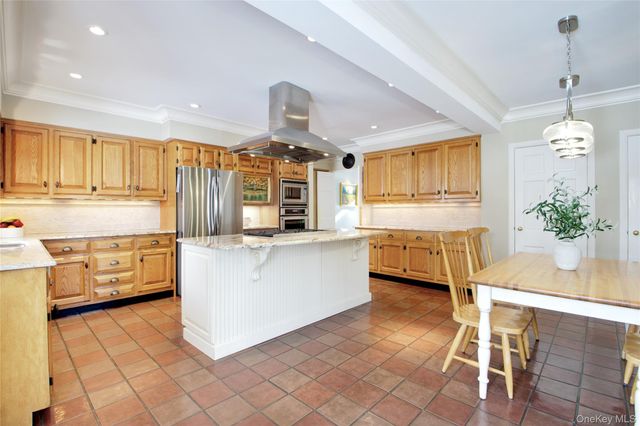 32 Barnard Place, Manhasset, NY 11030