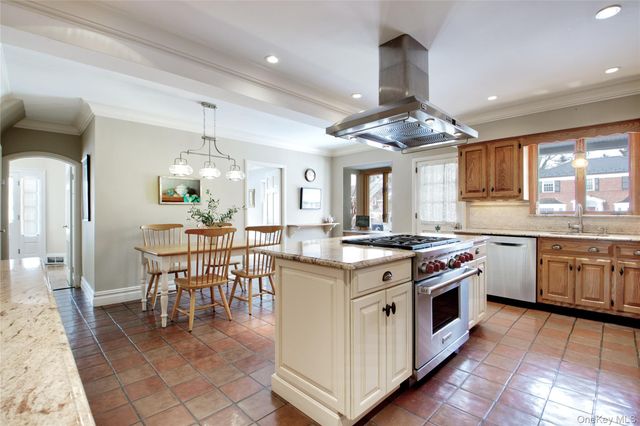 32 Barnard Place, Manhasset, NY 11030