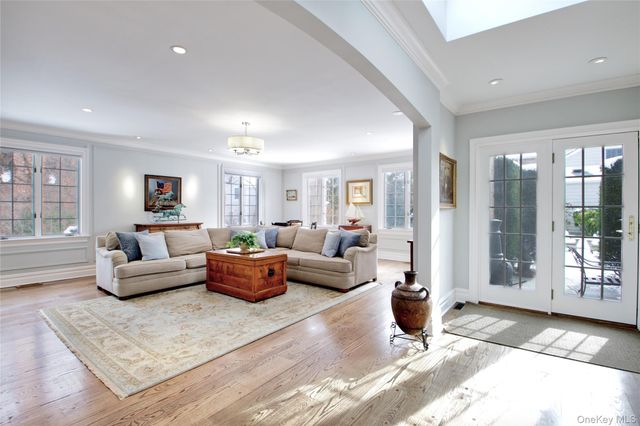 32 Barnard Place, Manhasset, NY 11030