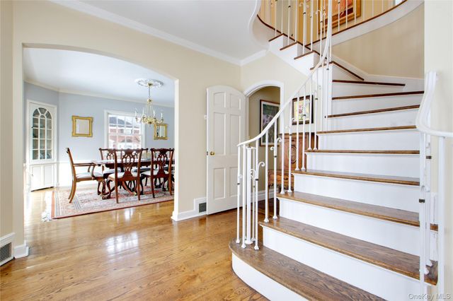 32 Barnard Place, Manhasset, NY 11030