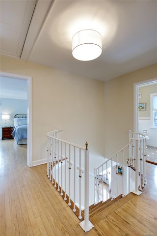 32 Barnard Place, Manhasset, NY 11030