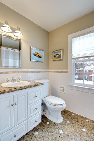 32 Barnard Place, Manhasset, NY 11030