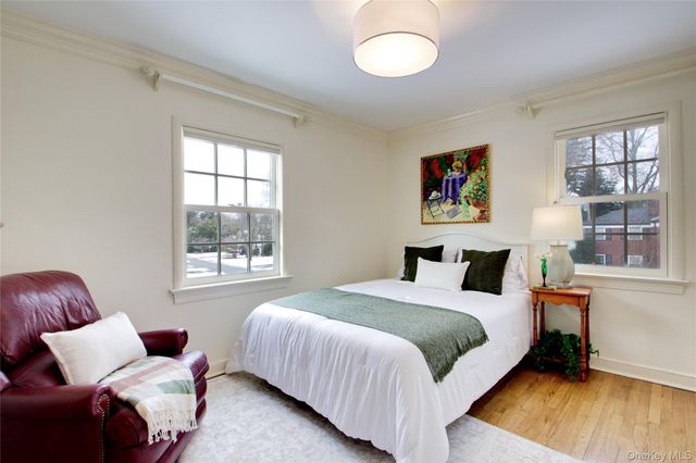 32 Barnard Place, Manhasset, NY 11030