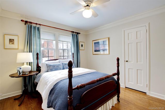 32 Barnard Place, Manhasset, NY 11030