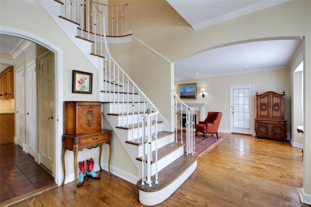 32 Barnard Place, Manhasset, NY 11030