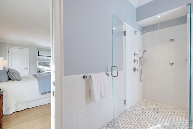 32 Barnard Place, Manhasset, NY 11030