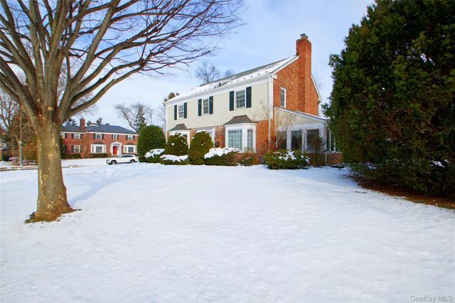 32 Barnard Place, Manhasset, NY 11030