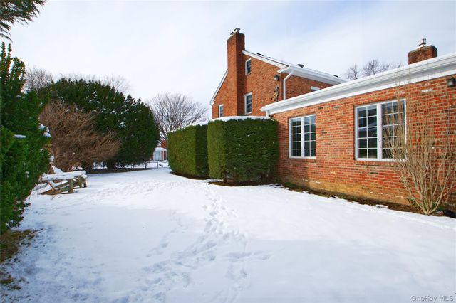 32 Barnard Place, Manhasset, NY 11030