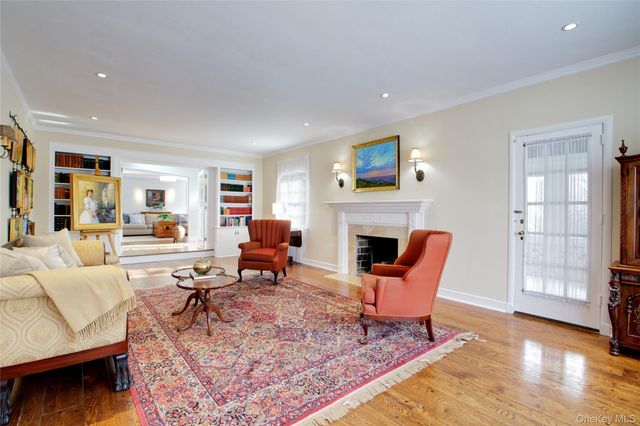 32 Barnard Place, Manhasset, NY 11030