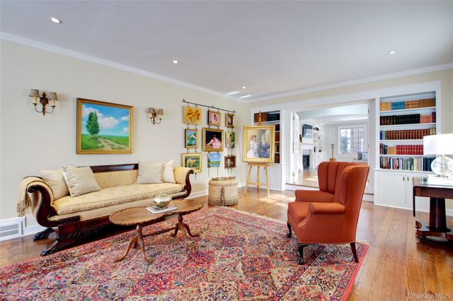 32 Barnard Place, Manhasset, NY 11030